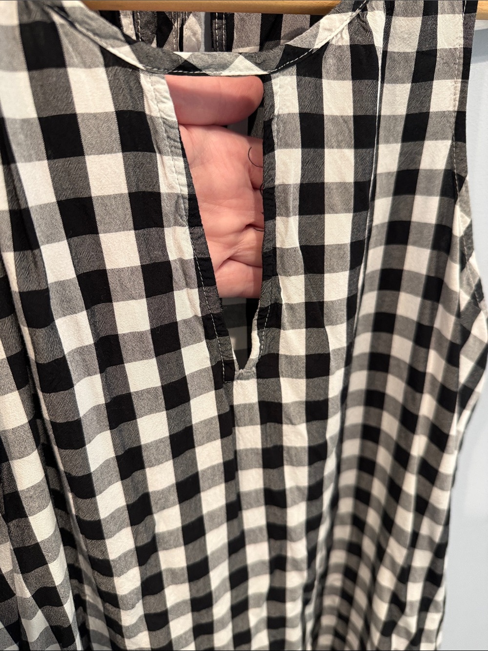 LOFT Black & White Gingham Sleeveless Top - Picture 3 of 6